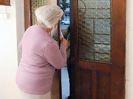 Finti venditori porta a porta, allarme truffe
