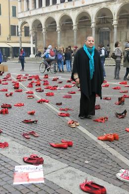 Scarpe rosse contro la violenza sulle donne
