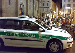 Donna investita sulle strisce in centro: caccia al pirata della strada