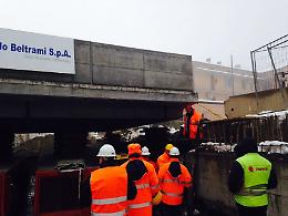 Le immagini degli operai al lavoro in via Brescia domenica 8 febbraio
