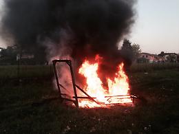 Ragazzini lanciano petardi, incendio al campo Arcieri