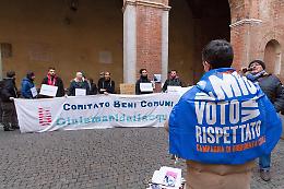 Il consiglio comunale e la protesta nel cortile Federico II
