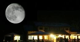 Montagne e prati illuminati dai raggi della Luna piena