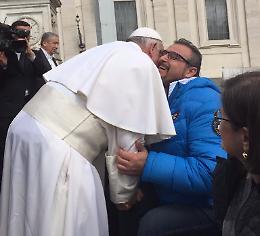 I tennisti in carrozzina dal Papa, abbraccio emozionante