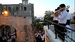 Salento, uno squillo di tromba e in piazza risuona Bizet: il flashmob di classica