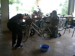 Da anni in deposito, mai richieste: il Comune dona 32 biciclette