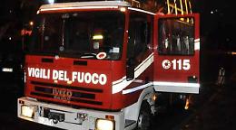 Auto in fiamme sotto il cavalcavia della tangenziale