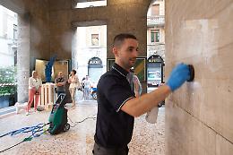 Galleria XXV Aprile, scatta l'operazione 'muri puliti'
