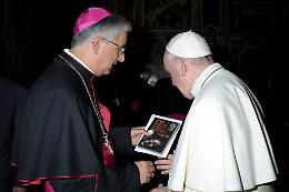 "Letizia d'amore",  il dvd donato dal vescovo Napolioni al Papa