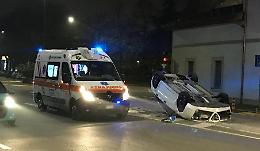 Scontro alla rotatoria, auto ribaltata: un ferito