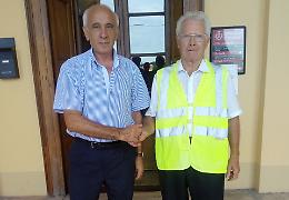 A 83 anni il nonno volontario ripulisce il paese