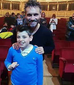 Nek, prima del concerto l'abbraccio a Jacopo
