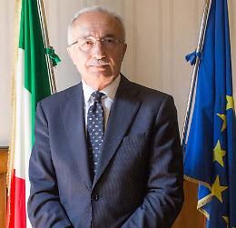 Spazzatura sulla porta di Galimberti, il prefetto: «Ferma condanna e forze di polizia a tutela del sindaco»