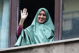 Silvia Romano accolta da un applauso a Milano