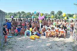FOTO Tradizionale bagno di Ferragosto nel fiume Po