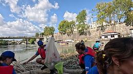 "Arca Blue Leaders", rimossi 100 kg di rifiuti galleggianti sul Tevere