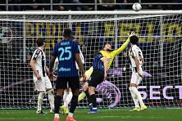 L'Inter piega 3-2 la Juve e prova la fuga in vetta