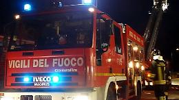 Cadono pezzi di muro in strada, intervengono i vigili del fuoco