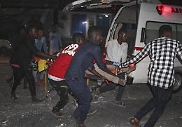 Attacco Al-Shabaab all'hotel di Mogadiscio, otto civili morti