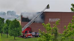 Incendio alla falegnameria Ruggeri, pronto intervento dei pompieri