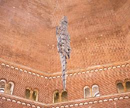 Il coccodrillo di Cattelan saluta il battistero, ma non domani