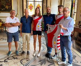 Maratonina: è una maglia speciale quella svelata in Comune