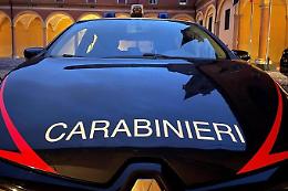 Rapinano un esercente puntandogli un coltello, tre denunciati: due sono minorenni
