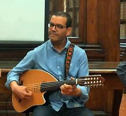 Un viaggio sonoro attraverso la tradizione: esplorando l'oud con Moulim Ahmed