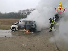 Auto a fuoco nella campagna, dentro il corpo di un uomo
