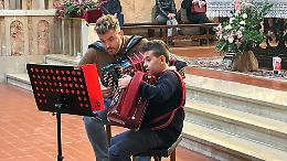L'11enne Fontanesi strappa applausi con il suo talento per la fisarmonica