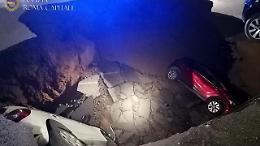 Si apre maxi voragine a Roma, inghiottite 2 auto