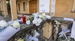 Dolore e lacrime per Alessandro, l'omaggio della scuola