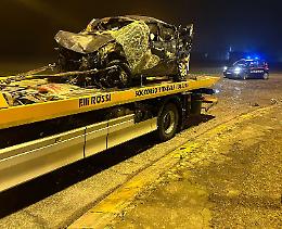 Auto salta rotatoria e si schianta violentemente, muore 33enne
