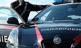 Ruba in un negozio e insulta la commessa, 47enne denunciato