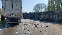 Incidente alla rotonda di Costa: tir ribaltato, 3 feriti