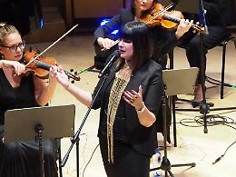 Silvia Mezzanotte incanta il pubblico con un omaggio raffinato a Mina