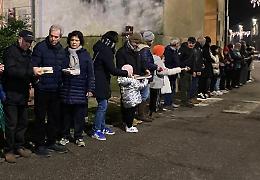 Catena umana: i libri &lsquo;di mano in mano&rsquo;