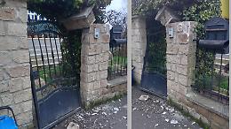 Traffico deviato, strada troppo stretta: camion distrugge l&rsquo;ingresso di un'abitazione