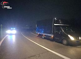 Maxi furto di cosmetici: ladri in fuga, refurtiva recuperata