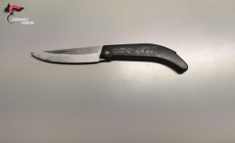 Fermato con un coltello in auto, 22enne nei guai