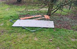 Rottami a cielo aperto nel parco giochi per bambini