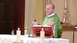 Don Roncali torna a celebrare la messa, l'abbraccio dei fedeli