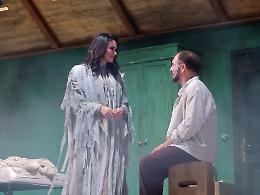 La sposa fantasma: tra Amleto e una farsa senza ritmo