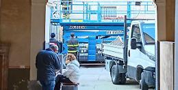 Volo fatale da 10 metri, muore un operaio 55enne