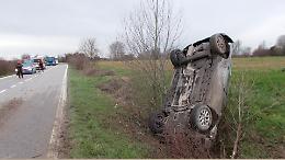 Auto si ribalta e resta in verticale nel fosso