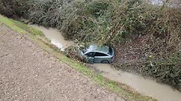 Auto nel fosso, conducente indenne per miracolo