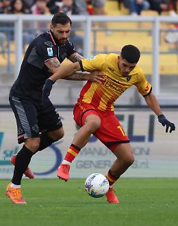 La Cremonese chiude con quattro attaccanti ma perde. Il Lecce passa 2-1 e allunga in classifica