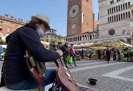 VIDEO In giro tra le (poche) bancarelle del mercato