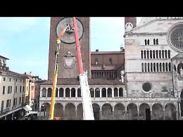 Il video dell'intervento in quota sul Torrazzo per il restauro dell'orologio
