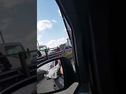 VIDEO Le immagini choc della fuga dal bus dei ragazzi della scuola media Vailati